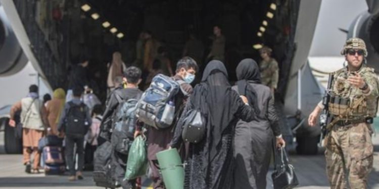 Talibanes prohí­ben a afganos ir al aeropuerto en medio de evacuaciones