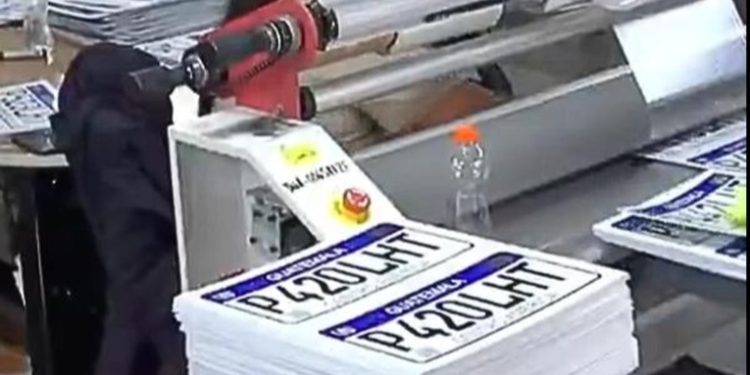 Taller Nacional de Grabados inicia impresión de nuevas placas vehiculares flexibles