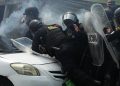 Taxista arrolla y dispara contra agentes de la PNC; fue detenido y trasladado a un hospital