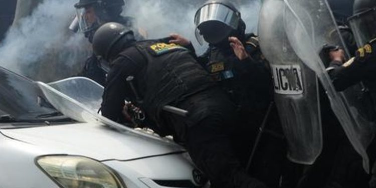 Taxista arrolla y dispara contra agentes de la PNC; fue detenido y trasladado a un hospital