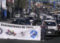 Taxistas realizan manifestación por inconformidad