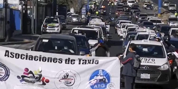 Taxistas realizan manifestación por inconformidad