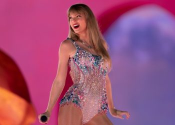 Taylor Swift reparte 55 millones de dólares a empleados de su exitosa gira The Eras Tour