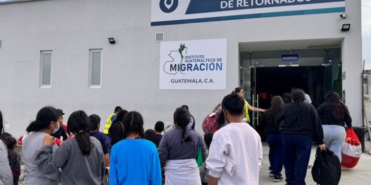 Temor a deportaciones impulsa récord histórico en envío de remesas