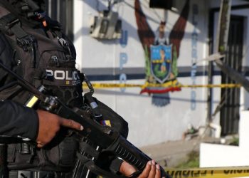 Tercera noche violenta en Ecuador: ataques a la policía, autos incendiados y explosión en discoteca