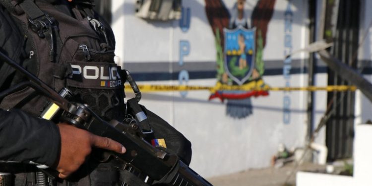 Tercera noche violenta en Ecuador: ataques a la policía, autos incendiados y explosión en discoteca