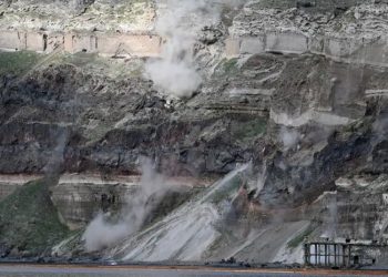 Terremotos sacuden islas griegas, miles evacúan Santorini