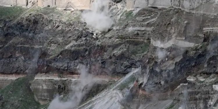 Terremotos sacuden islas griegas, miles evacúan Santorini