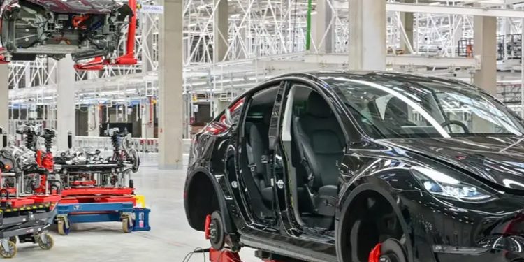 Tesla anuncia caída de venta de sus vehículos en 2024