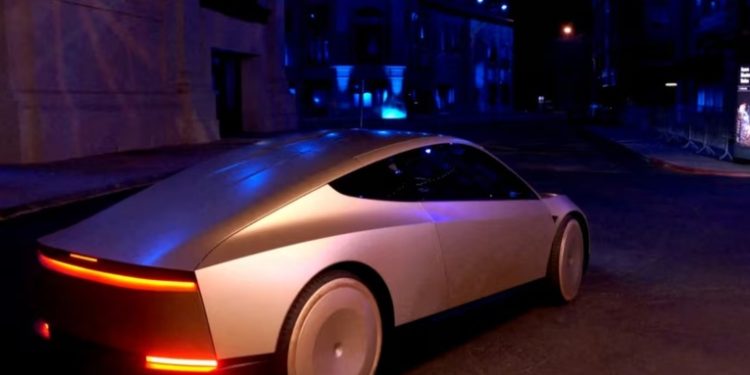 Tesla presenta su robotaxi, aunque fanáticos de la marca deberán esperar al menos hasta 2026