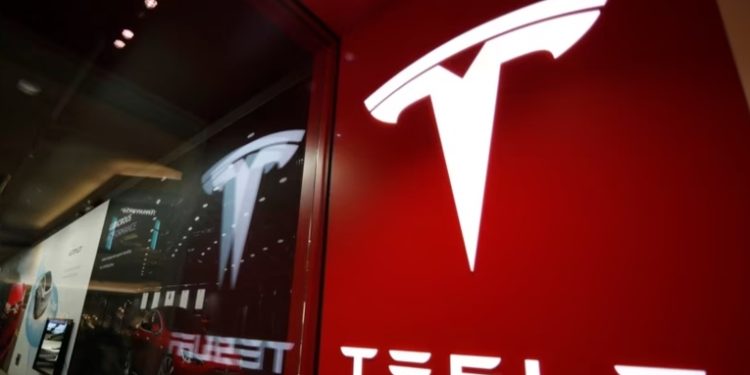 Tesla retira autos por problemas en la conducción autónoma