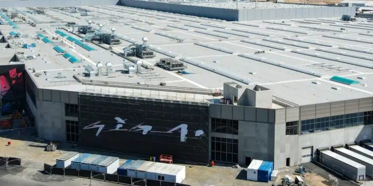 Tesla suspende producción en Alemania por escasez de piezas