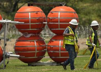 Texas despliega un muro flotante para detener el cruce fronterizo de migrantes