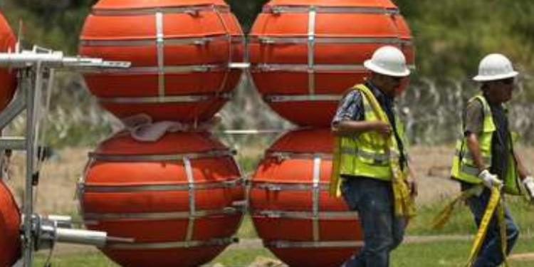 Texas despliega un muro flotante para detener el cruce fronterizo de migrantes
