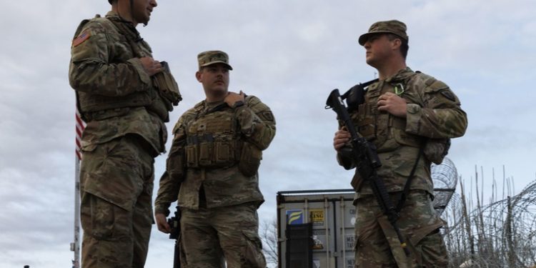 Texas está 'preparado' para un conflicto con las autoridades federales de EE.UU.