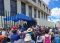 Tiempo Indefinido: Manifestantes Anuncian su Determinación de Permanecer Frente al Ministerio Público