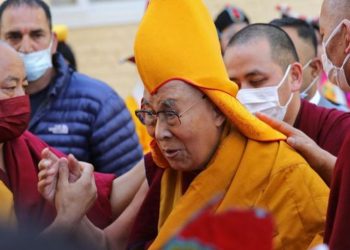Todo lo que se sabe sobre el dalái lama y el controvertido video en el que aparece besando a un niño