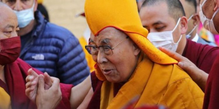 Todo lo que se sabe sobre el dalái lama y el controvertido video en el que aparece besando a un niño