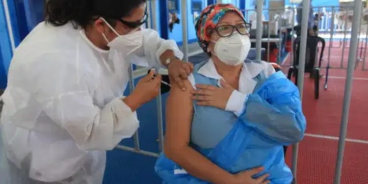 Todos los puestos de vacunación y de hisopado estarán atendiendo este fin de semana