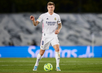 Toni Kroos, baja en el Real Madrid por contacto estrecho con un positivo por COVID-19