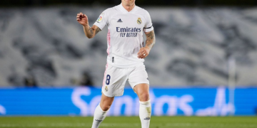 Toni Kroos, baja en el Real Madrid por contacto estrecho con un positivo por COVID-19
