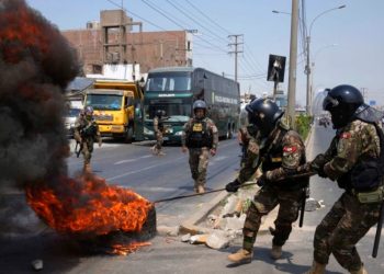 Toque de queda en Lima tras protestas por alza de precios