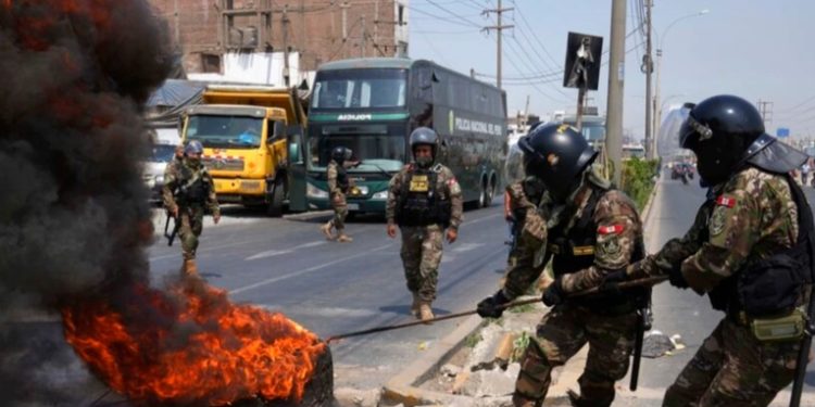 Toque de queda en Lima tras protestas por alza de precios