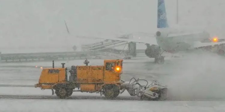 Tormenta de nieve genera caos de transporte en Nueva York