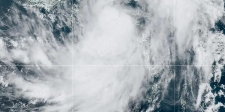 Tormenta Ernesto se fortalece en su ruta hacia Puerto Rico