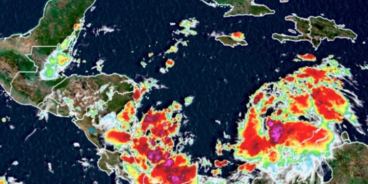 Tormenta tropical Julia se desplaza y podría afectar cuatro departamentos del país