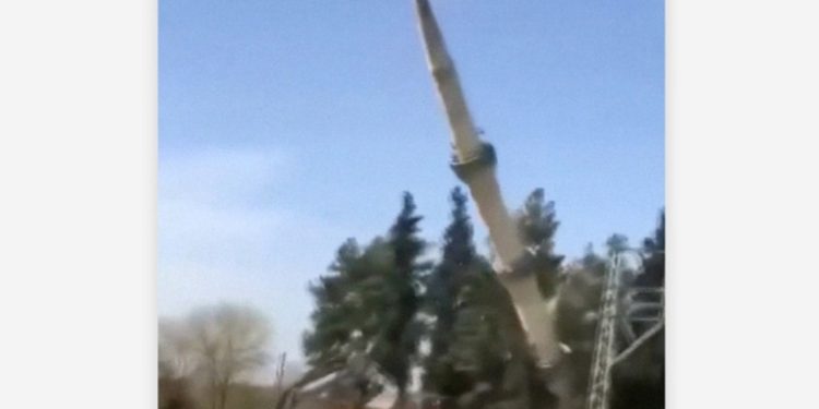 Torre cae sobre una excavadora matando a una persona en Turquí­a (VIDEO)