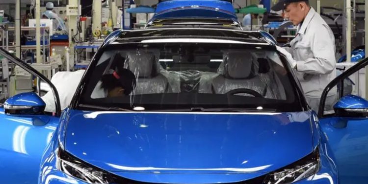 Toyota suspende operaciones en sus 14 plantas en Japón