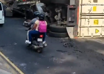 Tráiler volcado en el Anillo Periférico causa caos vial rumbo a la zona 1