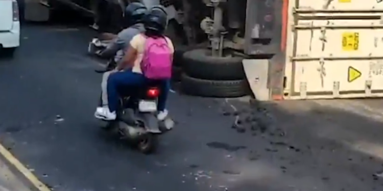 Tráiler volcado en el Anillo Periférico causa caos vial rumbo a la zona 1