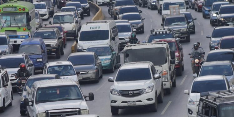 Tránsito en la capital se intensificará este fin de semana por pago del bono 14, advierte policía