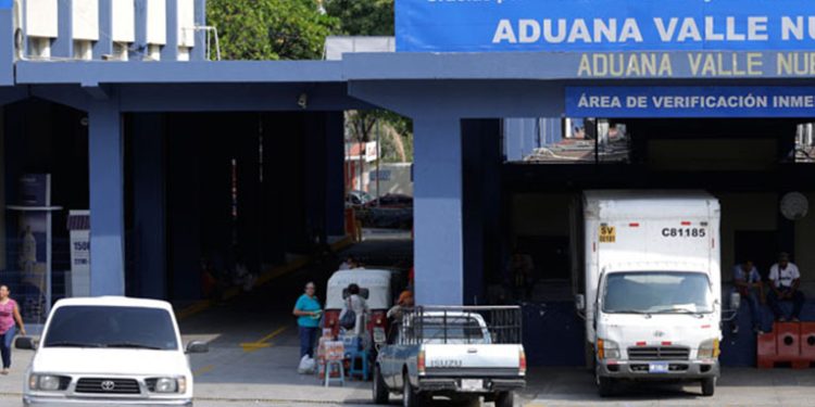 Trabajadores de aduana dan positivo por Covid-19