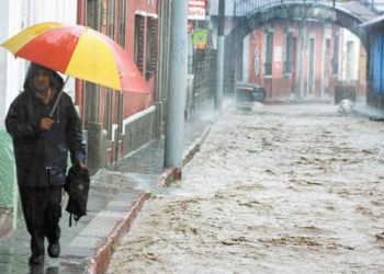 Trabajadores de EMPAGUA son arrastrados por fuertes corrientes de agua
