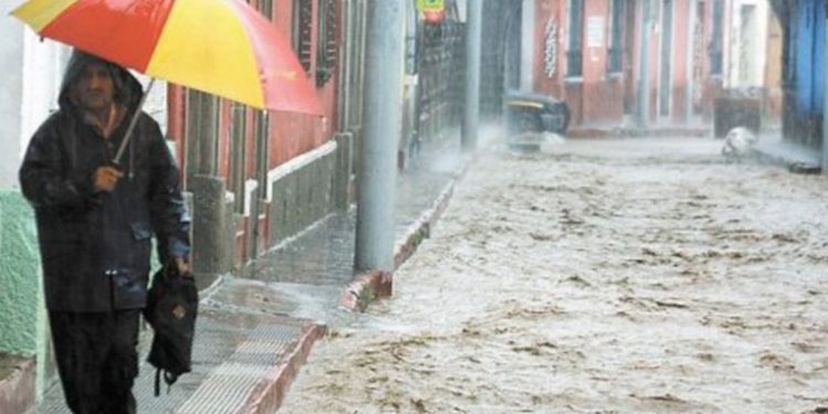 Trabajadores de EMPAGUA son arrastrados por fuertes corrientes de agua