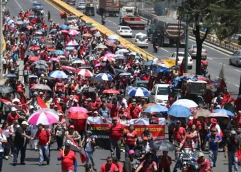 Trabajadores de la salud bloquean más de 10 carreteras en protesta por aumento salarial