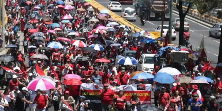 Trabajadores de la salud bloquean más de 10 carreteras en protesta por aumento salarial