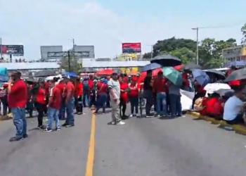 Trabajadores de la salud marchan exigiendo el pago de bono contemplado en el pacto colectivo