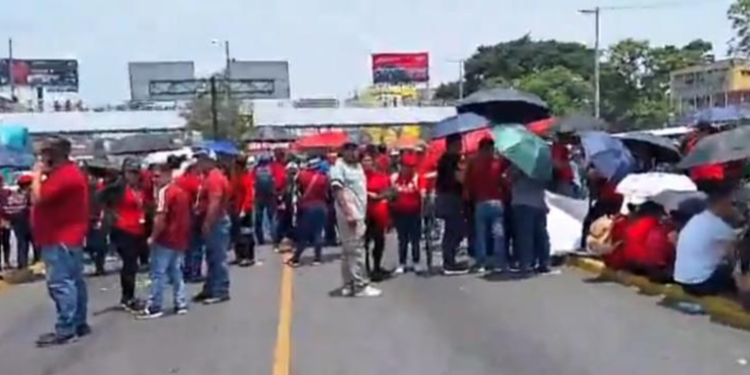 Trabajadores de la salud marchan exigiendo el pago de bono contemplado en el pacto colectivo