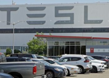Trabajadores de Tesla vuelven obligados a la oficina solo para descubrir que no hay suficientes escritorios