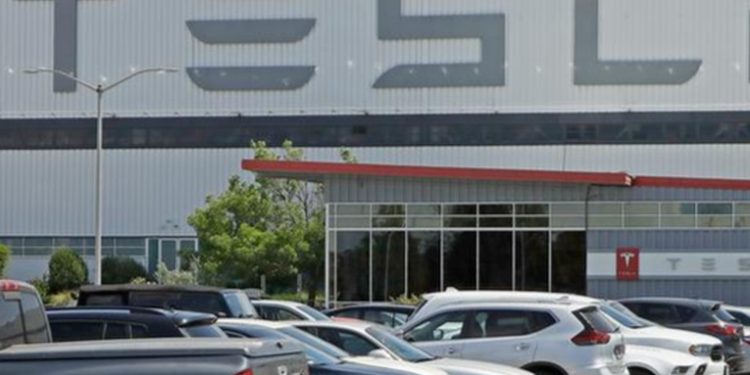 Trabajadores de Tesla vuelven obligados a la oficina solo para descubrir que no hay suficientes escritorios