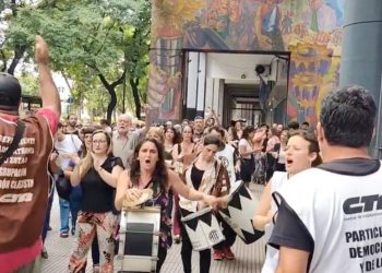 Trabajadores públicos de Argentina despedidos por Milei intentan ingresar a varios ministerios