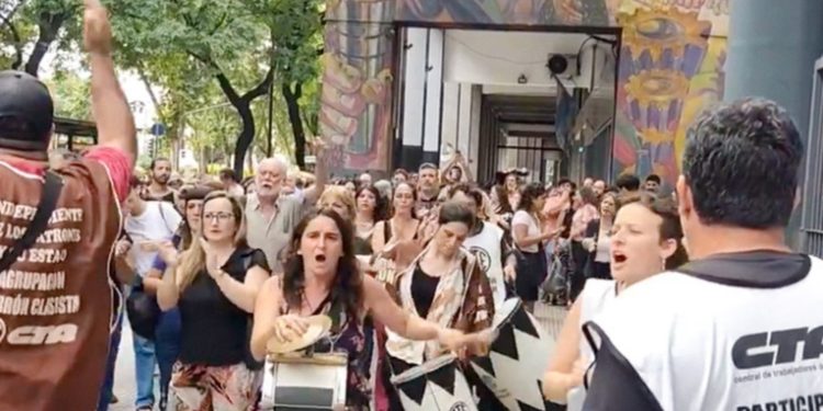 Trabajadores públicos de Argentina despedidos por Milei intentan ingresar a varios ministerios