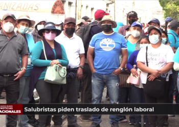 Trabajadores salubristas manifiestan pidiendo gozar de vacaciones, aguinaldo y bono 14