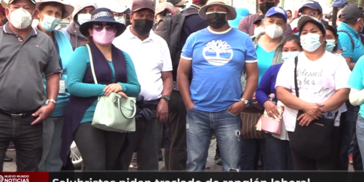 Trabajadores salubristas manifiestan pidiendo gozar de vacaciones, aguinaldo y bono 14