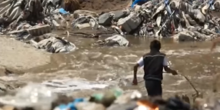 Trabajan en retención de desechos sólidos en el Rí­o Las Vacas