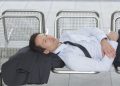 Trabajo de ensueño: empresa argentina paga por dormir una siesta en la vitrina de su local